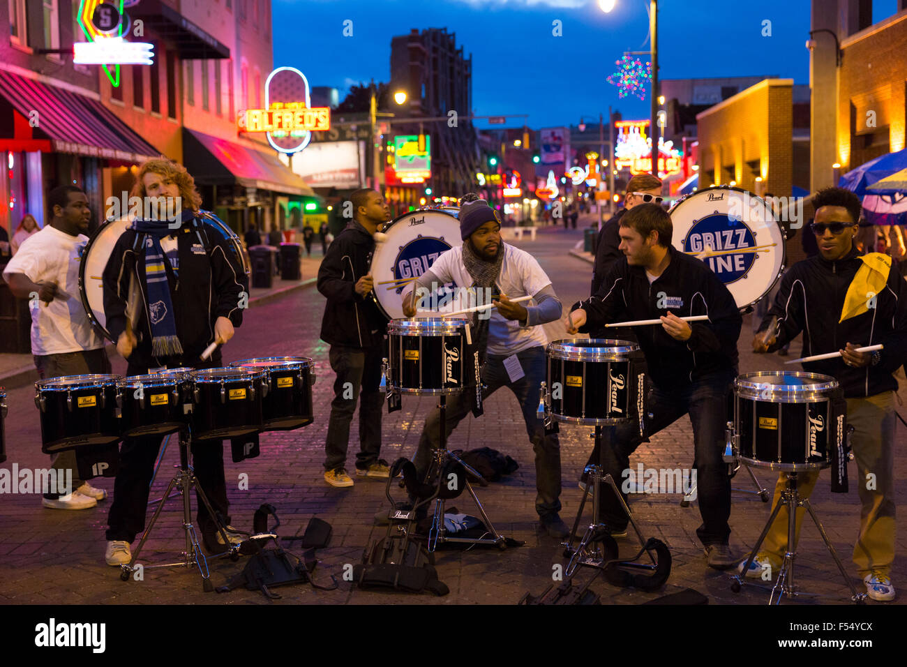 Linea di Grizz tamburini e percussion band vivere nel quartiere dei divertimenti di Beale Street famosa per il rock and roll, jazz e blues Foto Stock