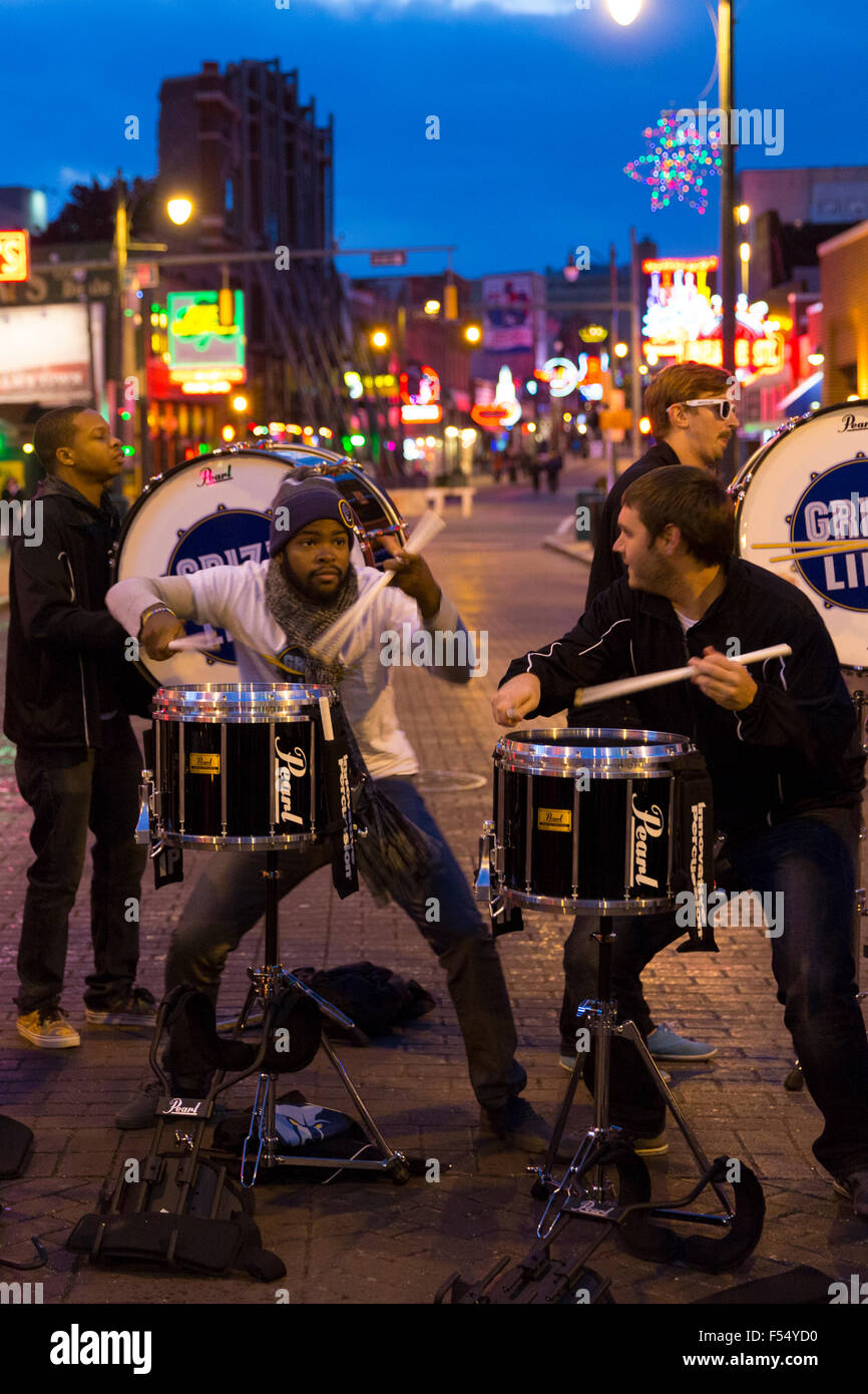 Linea di Grizz tamburini e percussion band vivere nel quartiere dei divertimenti di Beale Street famosa per il rock and roll, jazz e blues Foto Stock