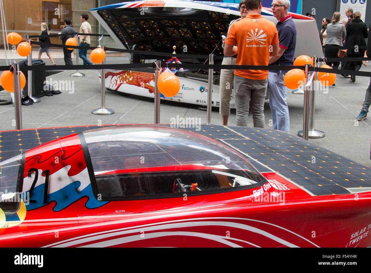 Sydney, Australia. 28 ott 2015. Auto olandese Nuon nuna 8 e Team Twente finitura in primo piano la prima e la seconda nella estenuante World Solar Challenge 3000km di gara tra Darwin e Adelaide, Paesi Bassi consolato generale presenta le vetture a Sydney Martin luogo come un esempio di olandese Holland dell'innovazione. Foto Stock