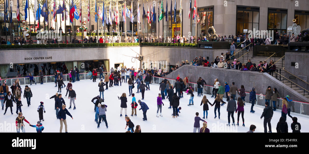 Scena invernale di Newyorkesi, appassionato di pattinatori, pattinaggio su ghiaccio al pattinaggio su ghiaccio al Rockefeller Center di New York, Stati Uniti d'America Foto Stock