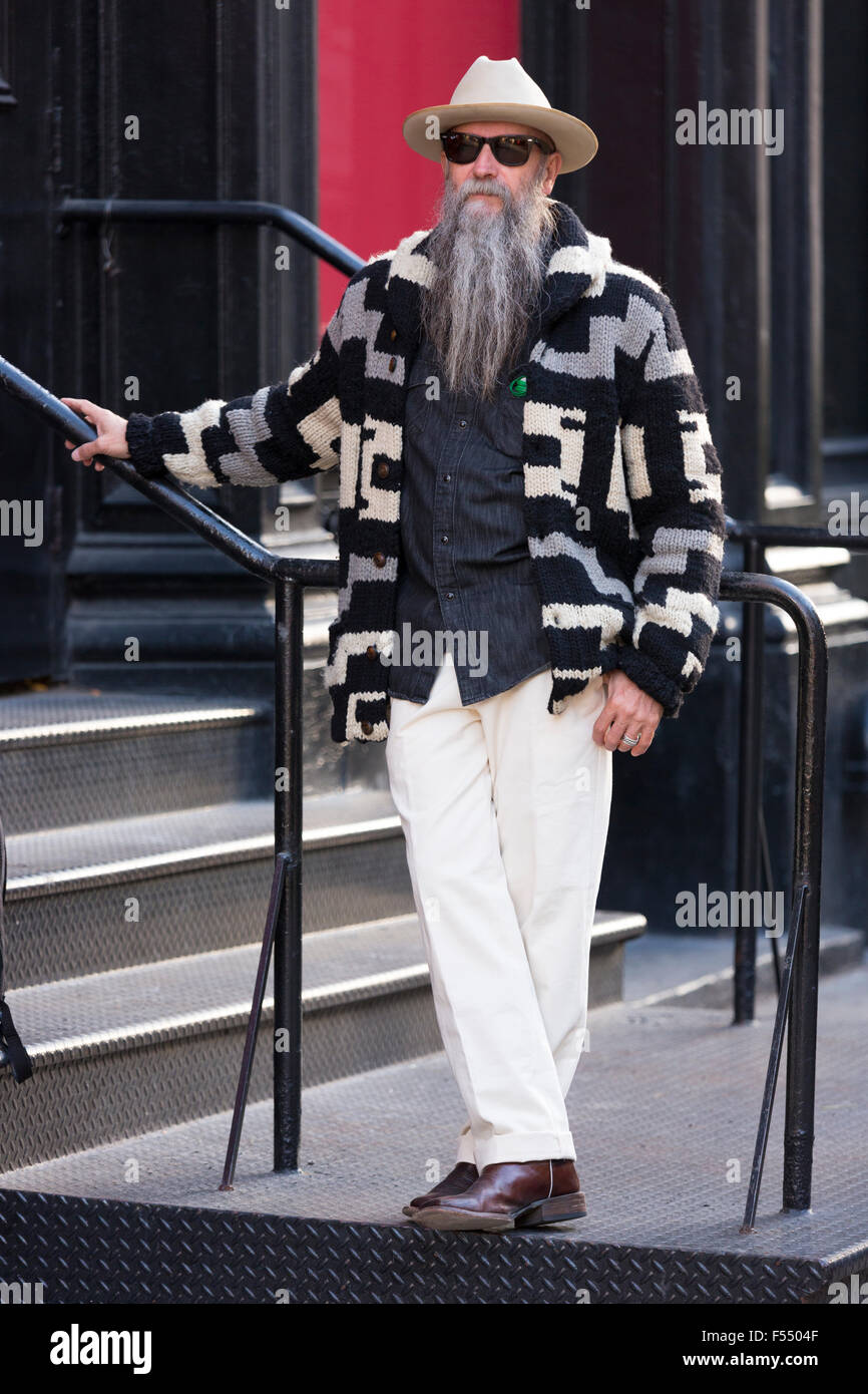 Maschio eleganza sartoriale look, uomini coordina la moda e sfumature indossata da elegante uomo con una lunga barba grigia, Soho, New York STATI UNITI D'AMERICA Foto Stock