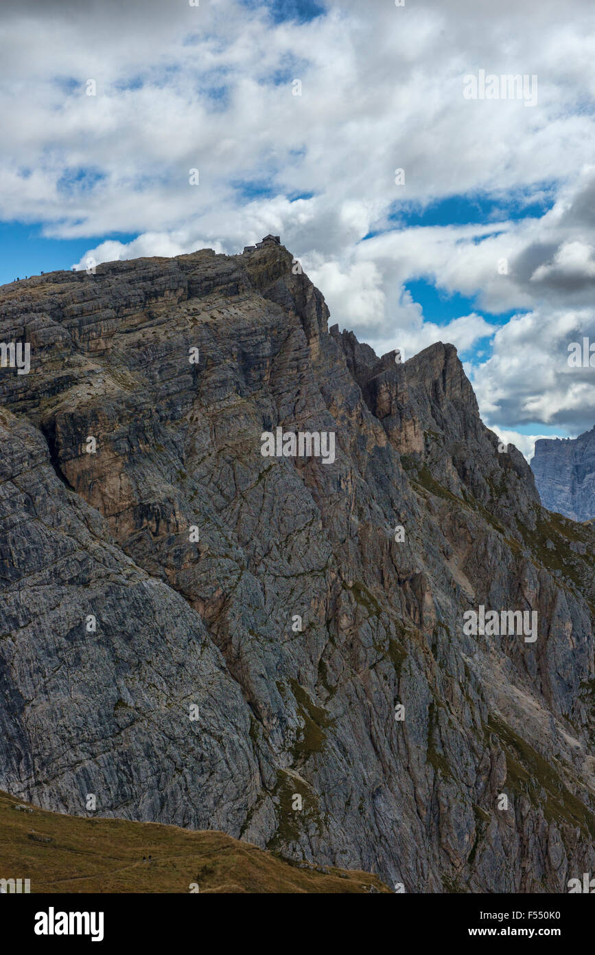 L'incredibile Nuvolau Hut, un rifugio sulla cima di una montagna nelle Dolomiti, Italia Foto Stock