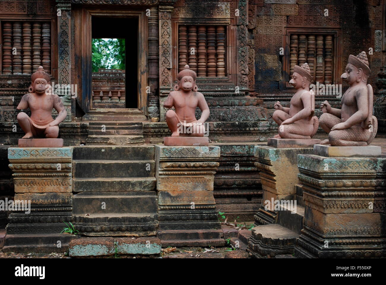 Monkey Statue in corrispondenza di Banteay Srei - un decimo secolo tempio indù dedicato a Shiva. Siem Reap, Cambogia Foto Stock