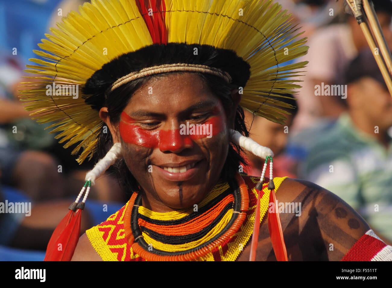 Palmas, Brasile. 27 ott 2015. Una persona indigena sorrisi durante la prima mondiale di un popolo indigeno giochi, in Palmas, Stato del Tocantins Brasile, ad Ottobre 27, 2015. Le Popolazioni Indigene Mondiali giochi saranno mantenuti fino al 31 ottobre con la partecipazione di 1.800 atleti indigeni di cui 1.100 sono brasiliano di etnie e di altri 700 provenivano da 23 paesi. Credito: Giovenale Pereira/AGENCIA ESTADO/Xinhua/Alamy Live News Foto Stock