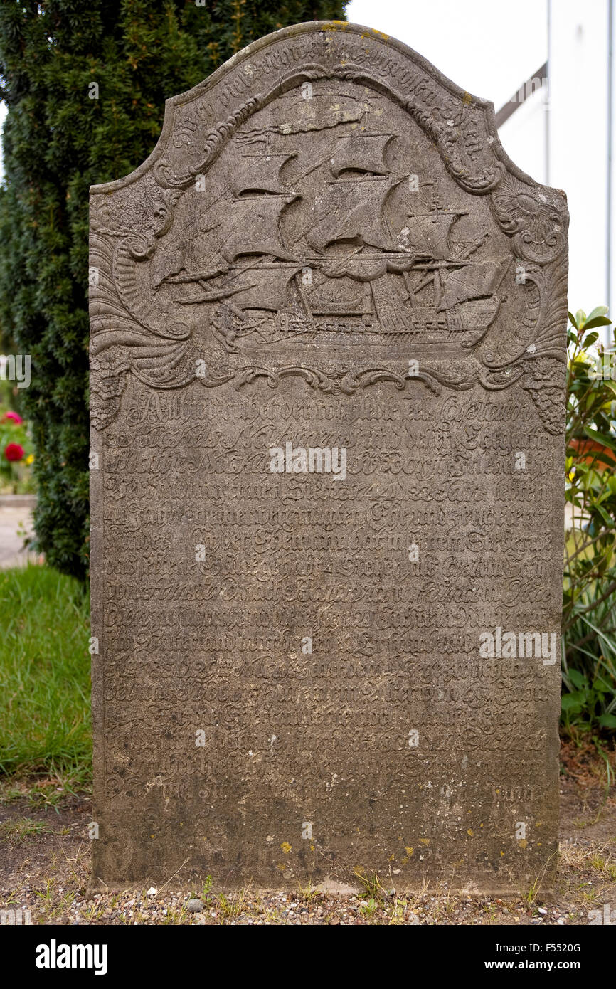 DEU, Germania, Schleswig-Holstein, Mare del Nord, isola di Amrum, lapide sul cimitero dei marinai della chiesa di San Clemens a Nebel. Foto Stock