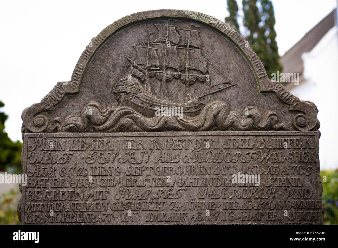 DEU, Germania, Schleswig-Holstein, Mare del Nord, isola di Amrum, lapide sul cimitero dei marinai della chiesa di San Clemens a Nebel. Foto Stock