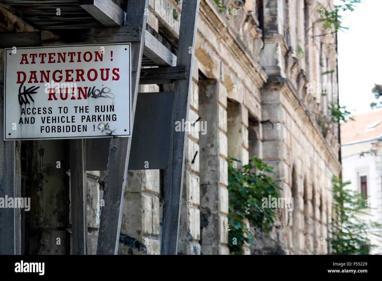 Casa in rovina sulla Maršala Tita Street nella città di Mostar. Foto Stock