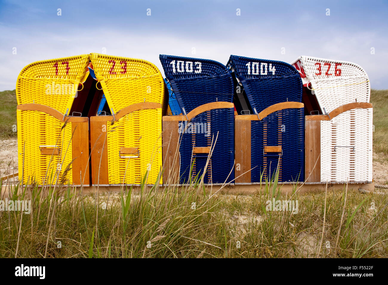 DEU, Germania, Schleswig-Holstein, Mare del Nord, Amrum island, sedie da spiaggia in dune vicino a Norddorf. DEU, Deutschland, Schleswi Foto Stock