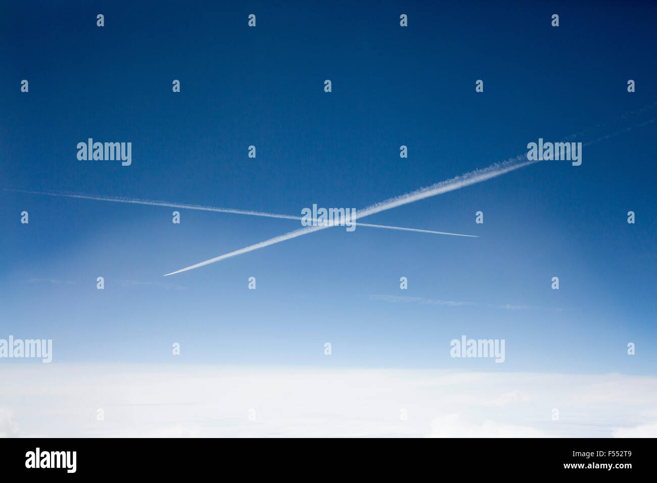 Basso angolo di visione del vapore sentieri nel cielo blu Foto Stock