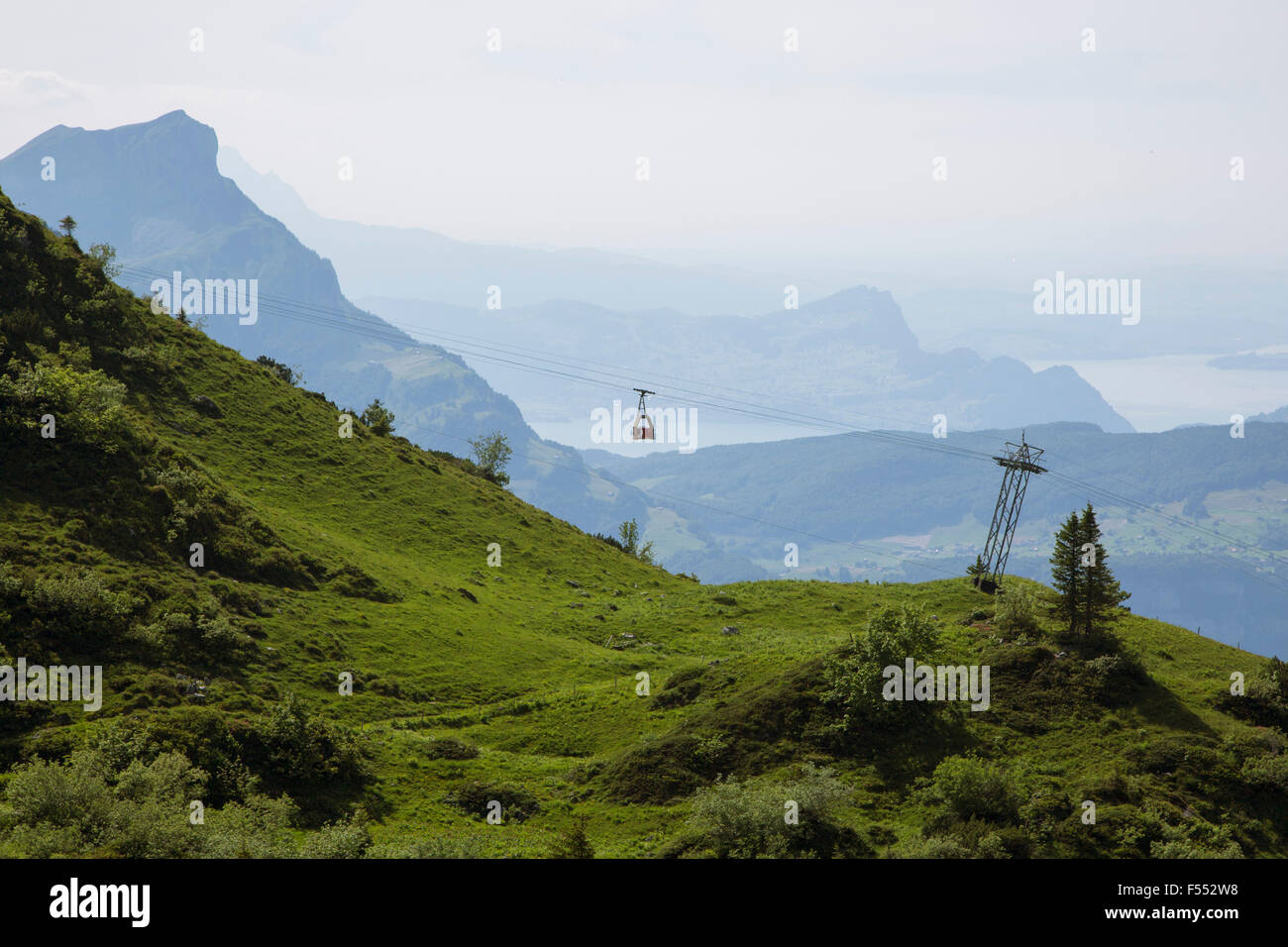 Idillica vista delle Alpi svizzere nella nebbia meteo Foto Stock