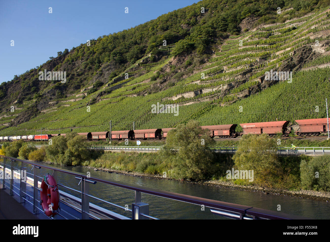 Nautica e il trasporto in treno con vigneti in background, sul fiume Mosella in Germania. Foto Stock