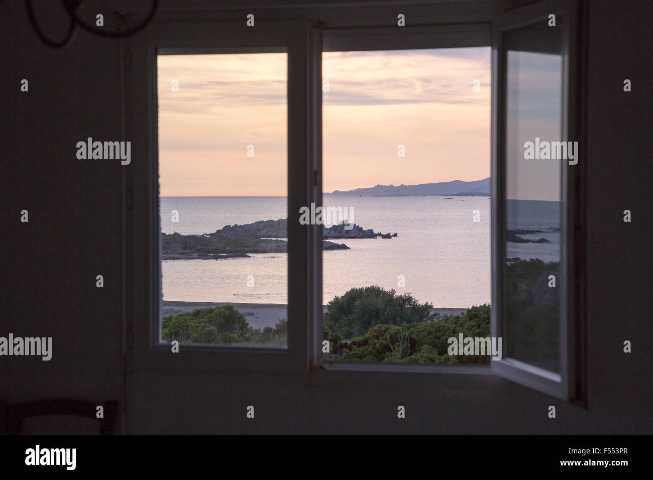 Vista panoramica del mare visto dalla finestra Foto Stock