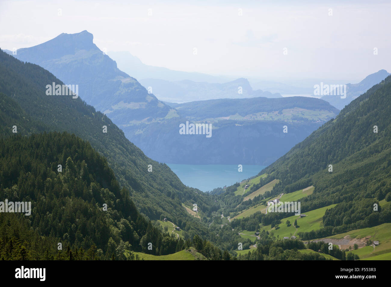 Idillica vista delle Alpi Svizzere contro sky Foto Stock
