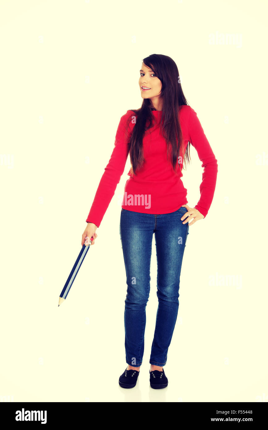 Bella donna con la punta rivolta verso il basso con una grande matita. Foto Stock