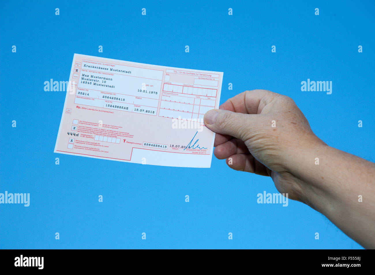 Mano azienda tedesca sotto forma di prescrizione con dati fasulli Foto Stock