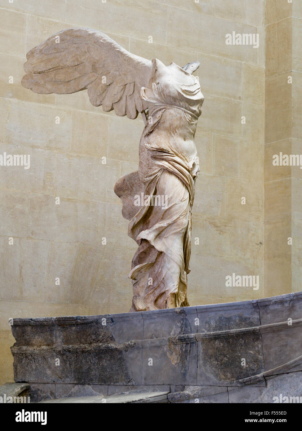 La scultura in marmo della Vittoria Alata di Samotracia. Un secolo a.c. la scultura Greca godess Nike o vittoria trovato sul è Foto Stock