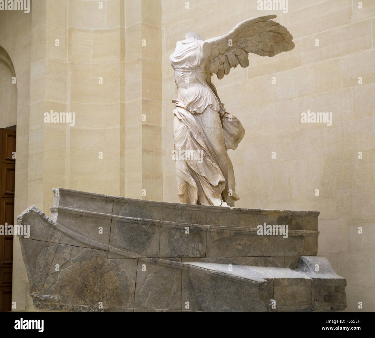 La scultura in marmo della Vittoria Alata di Samotracia. Un secolo a.c. la scultura Greca godess Nike o vittoria trovato sul è Foto Stock