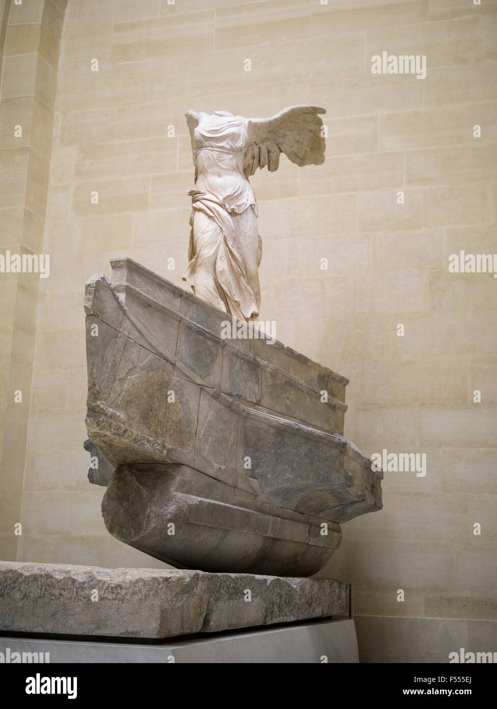 La scultura in marmo della Vittoria Alata di Samotracia. Un secolo a.c. la scultura Greca godess Nike o vittoria dalla Grecia Foto Stock