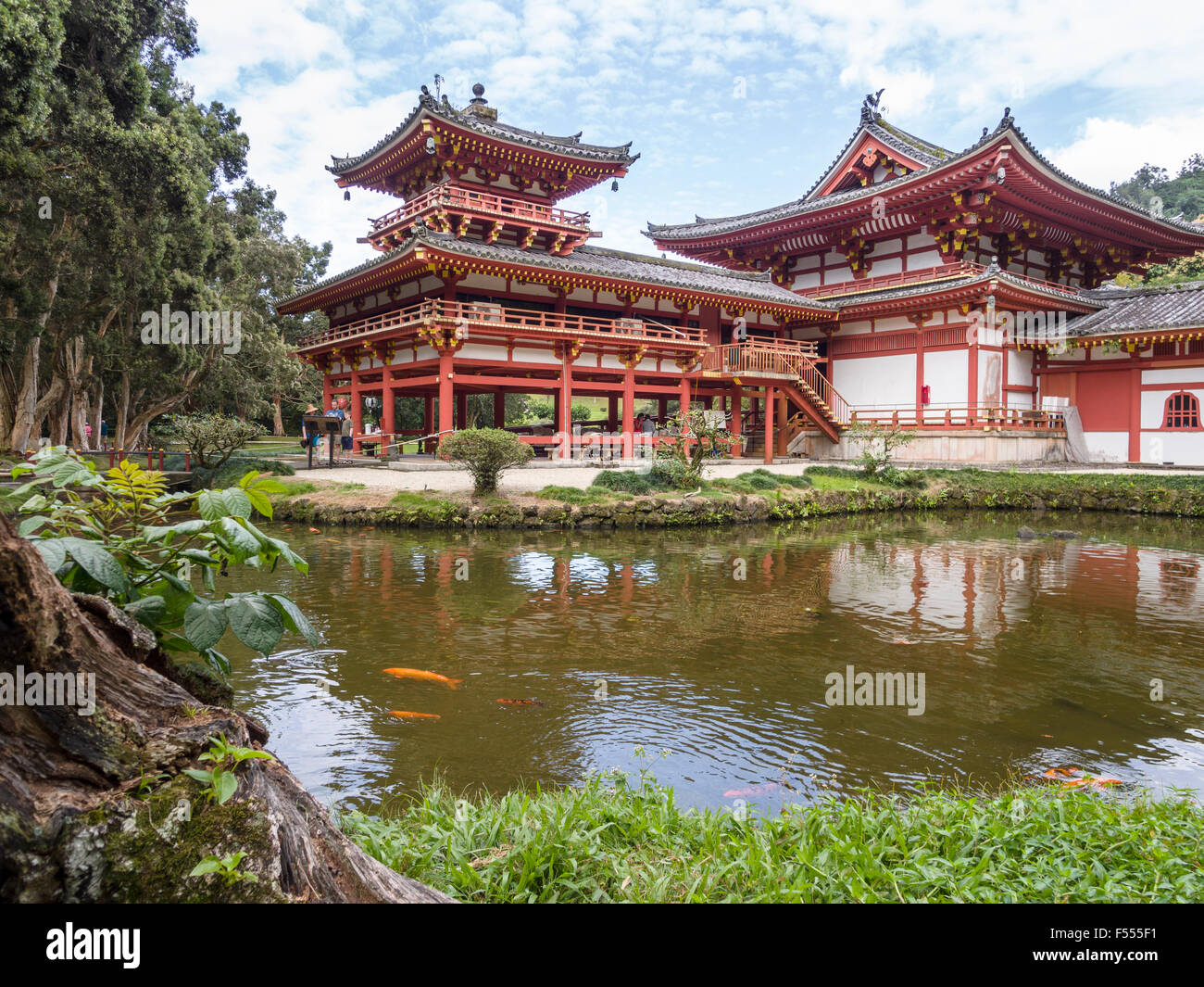 Byodo-in Temple e koi pond. Questo tranquillo tempio Buddista è magnificamente ubicato nella Valle dei Templi Foto Stock