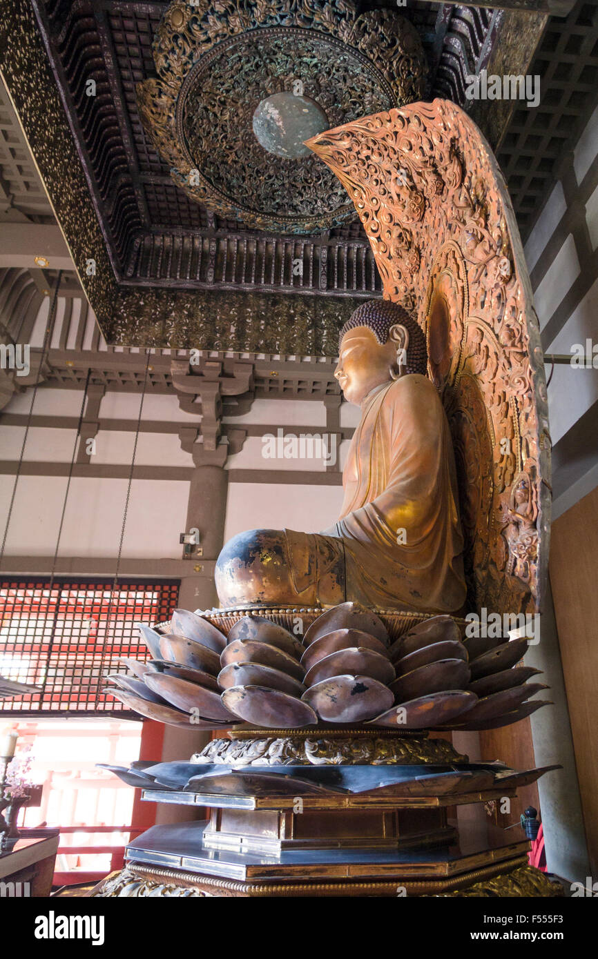 Santuario di Buddha all'interno del tempio. Una grande scultura di Buddha seduto su una lotus domina la parte interna di questo celebre Santuario Foto Stock