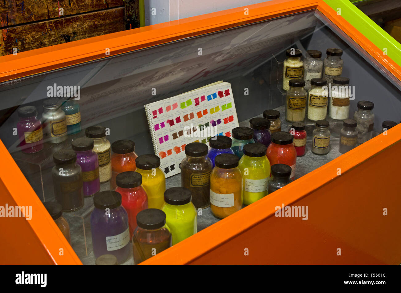 Keswick Pencil Museum. Una scritta a mano diagramma dei colori e una collezione di vecchi e polverosi vasetti di pigmento esposti in una vetrina Foto Stock