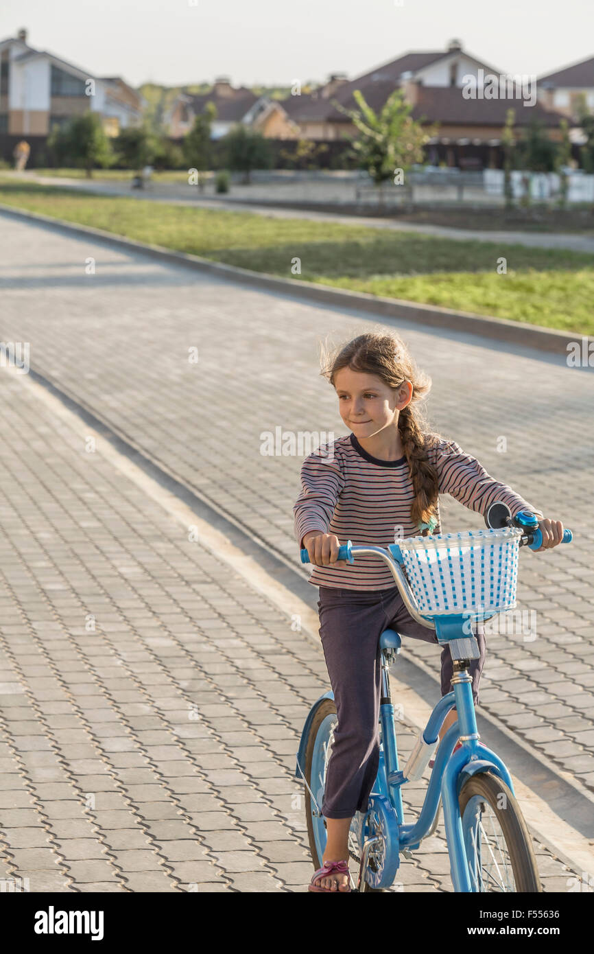 Ragazza in bicicletta sul sentiero Foto Stock