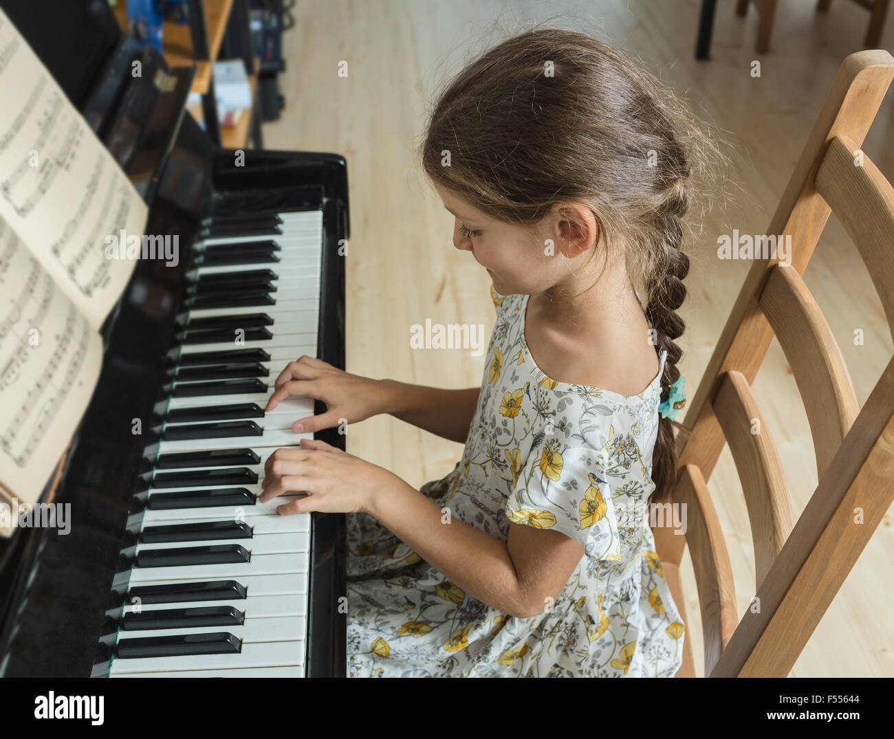 Angolo di Alta Vista della ragazza suonare il pianoforte a casa Foto Stock