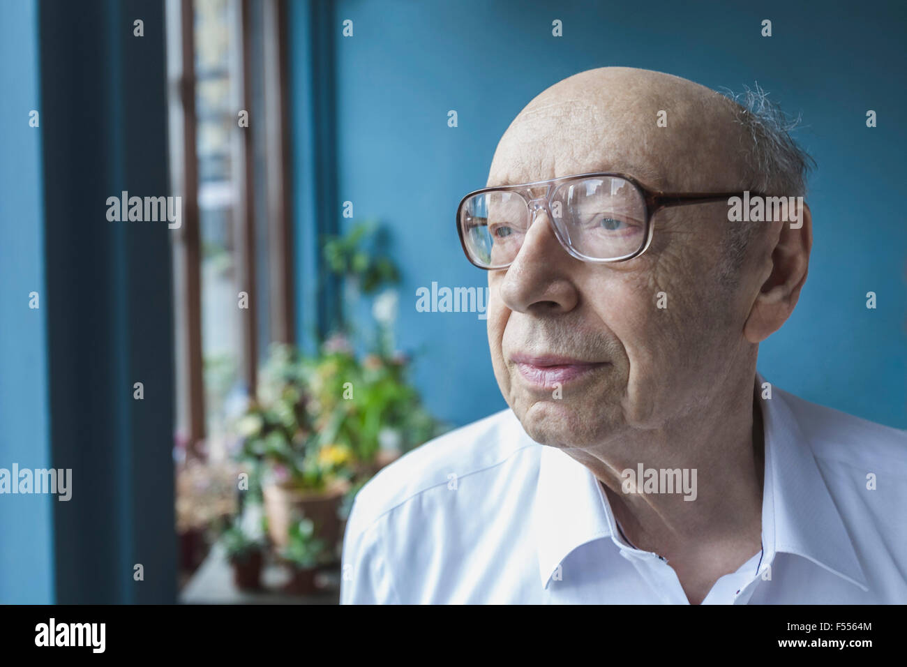 Riflessivo senior l uomo che guarda lontano da casa Foto Stock