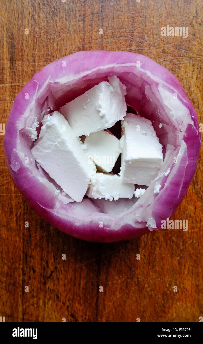 Nouvelle Cuisine greco. Cipolle farcite con il formaggio Feta Foto Stock