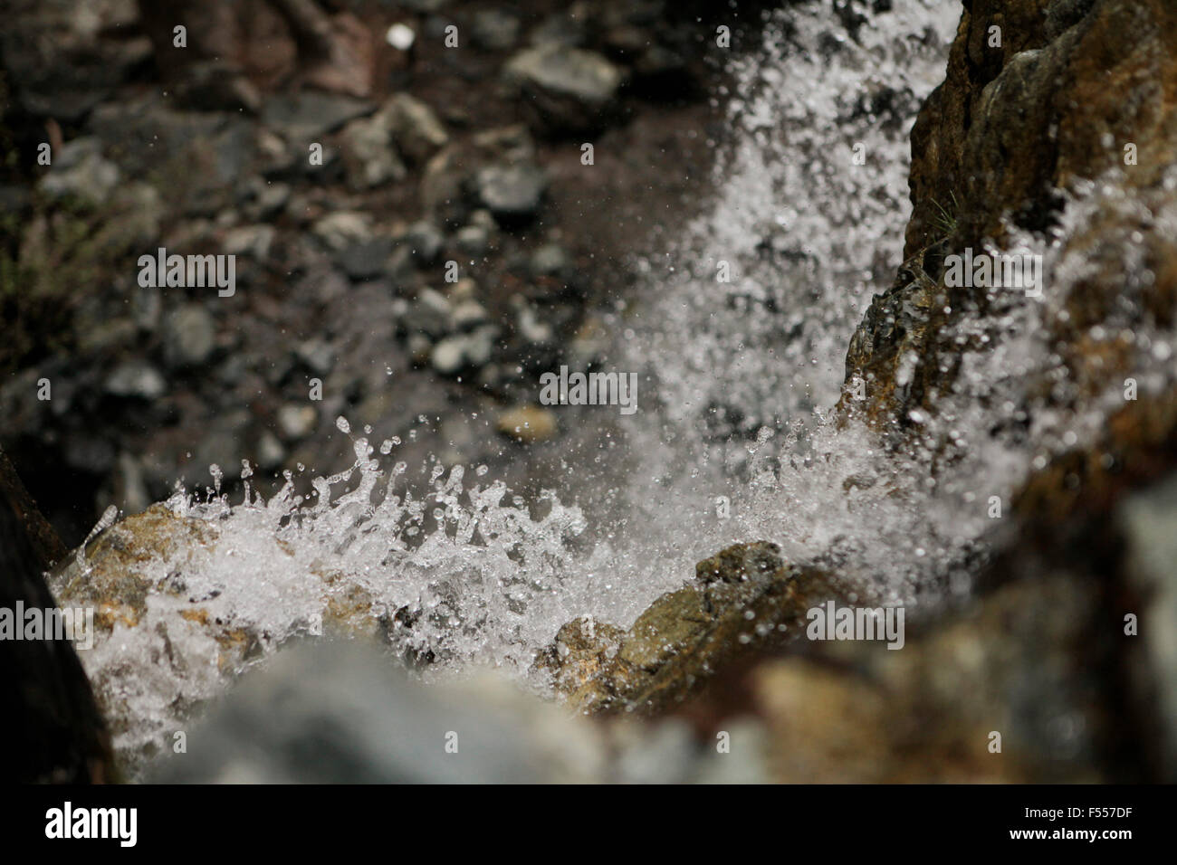 Close-up di acqua che scorre sulle rocce Foto Stock