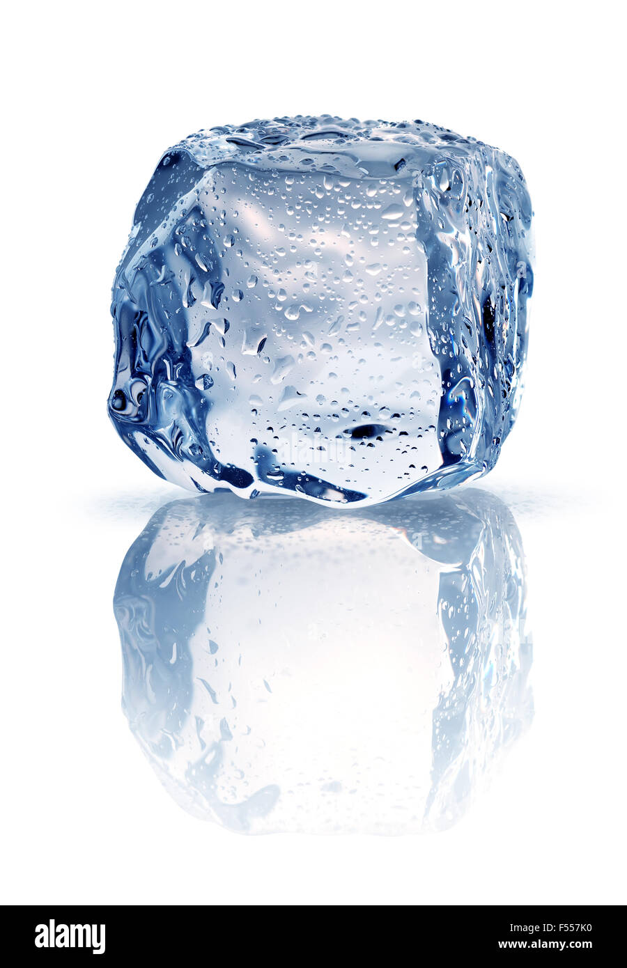 Il cubo di ghiaccio con gocce di acqua isolato su bianco Foto Stock