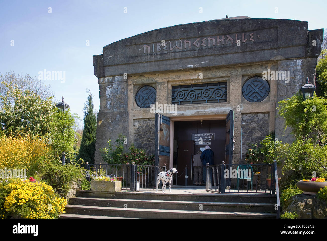 Europa, Deutschland, Renania settentrionale-Vestfalia, Siebenbirge, Koenigswinter, die Nibelungenhalle am Hang des Drachenfels suedlich von Foto Stock