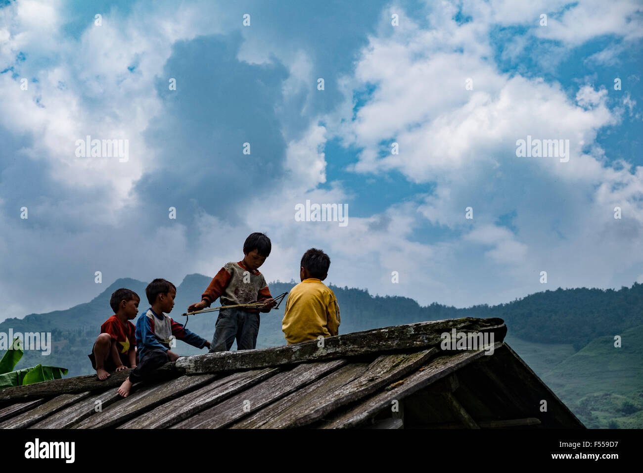 I bambini giocano su un tetto a Muong Hoa Valley, Lào Cai Provence, a nord-ovest del Vietnam. Foto Stock