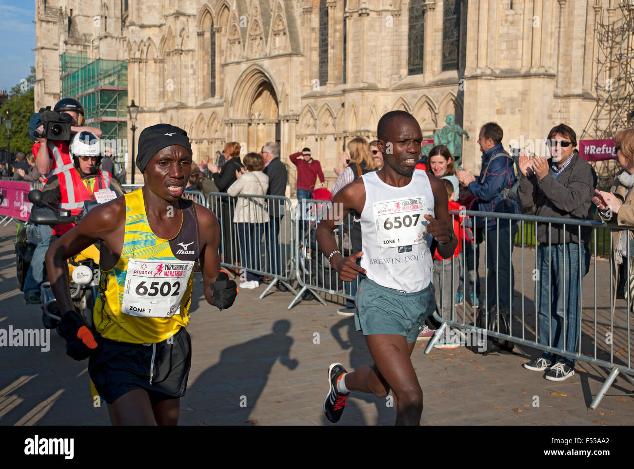 Concorrenti professionisti d'élite uomini uomini uomini persone che corrono nel centro della città nello Yorkshire Marathon York North Yorkshire Inghilterra Regno Unito Foto Stock