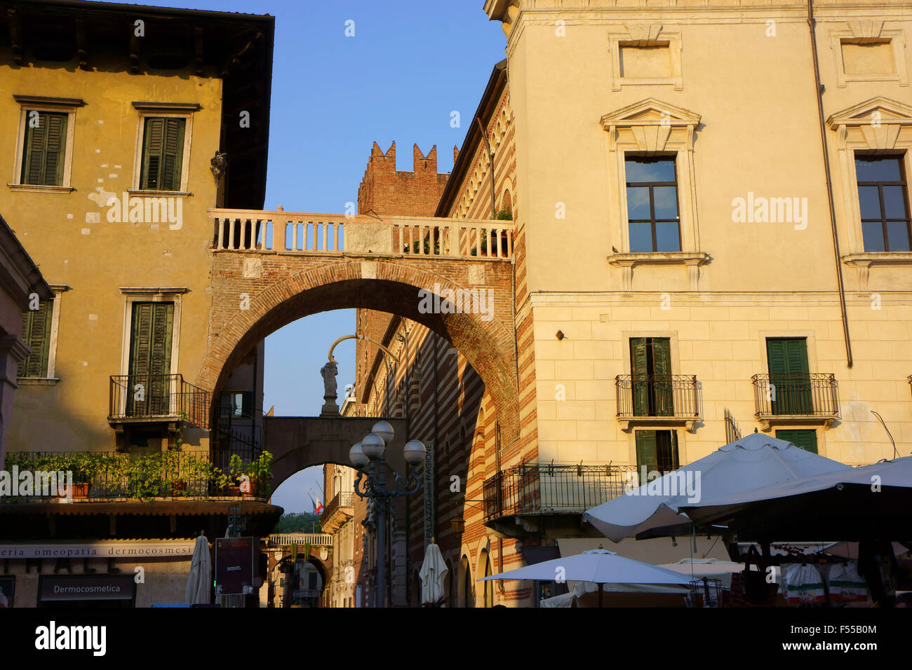 Street con archi a Palazzo della Ragione, Piazza delle Erbe e Piazza dei Signori, la città storica di Verona, Veneto, Italia Foto Stock