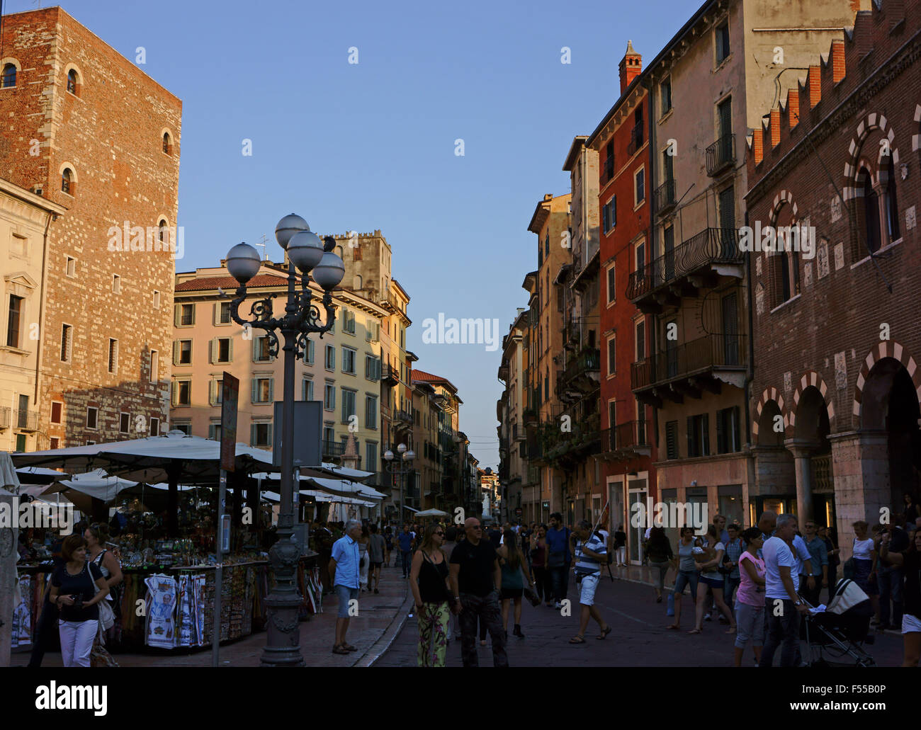 Piazza delle Erbe, storica città Verona,Veneto, Italia Foto Stock