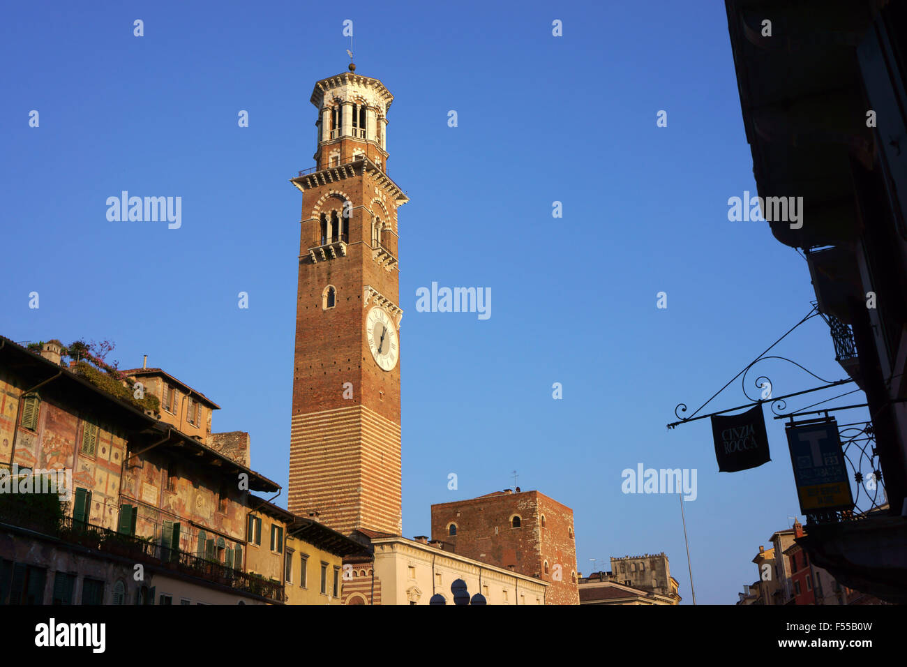 Torre del Torre dei Lamberti, Piazza Erbe, Verona, Veneto, Italia Foto Stock