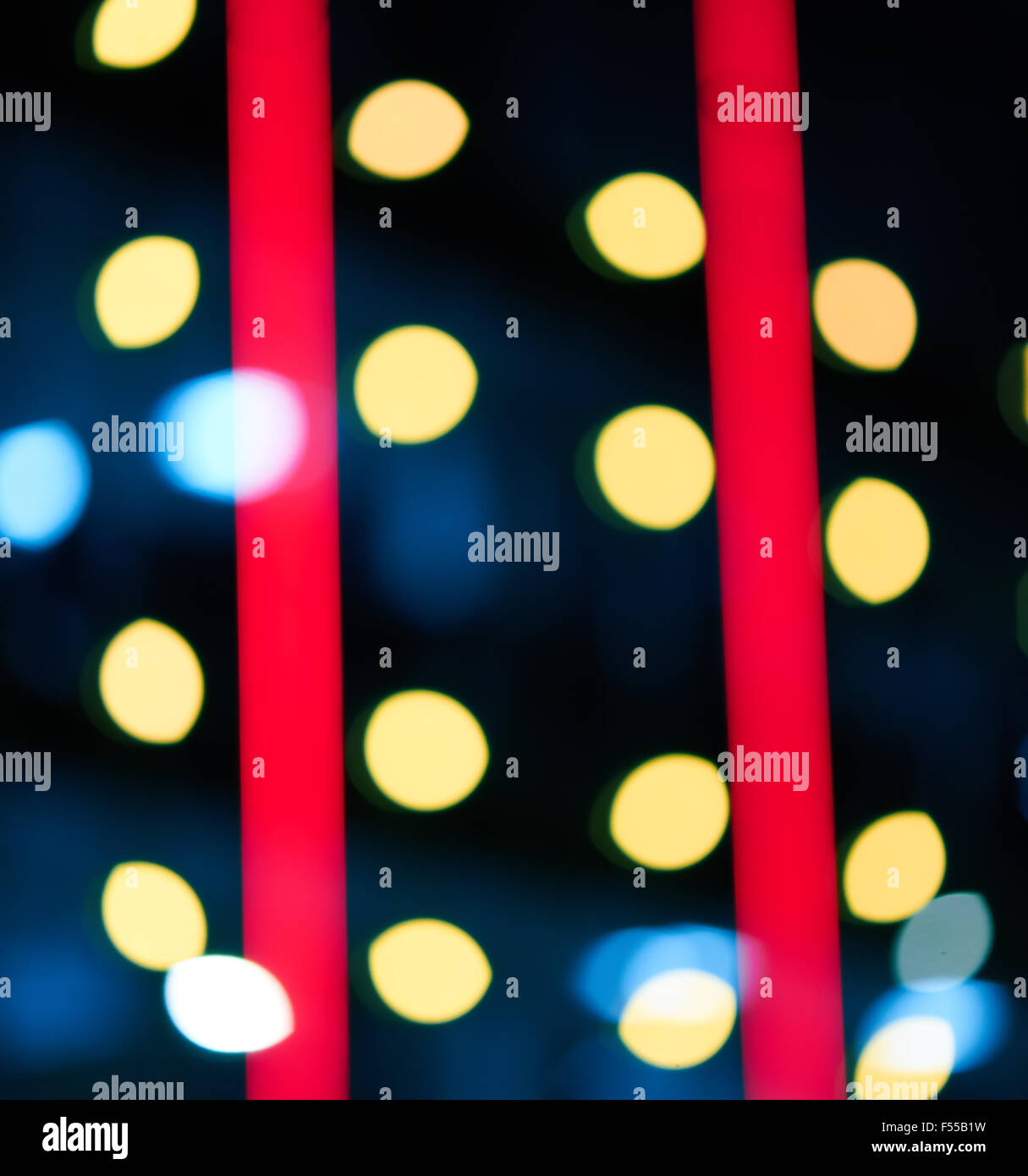 Di notte le luci della città abstract blur sullo sfondo Foto Stock