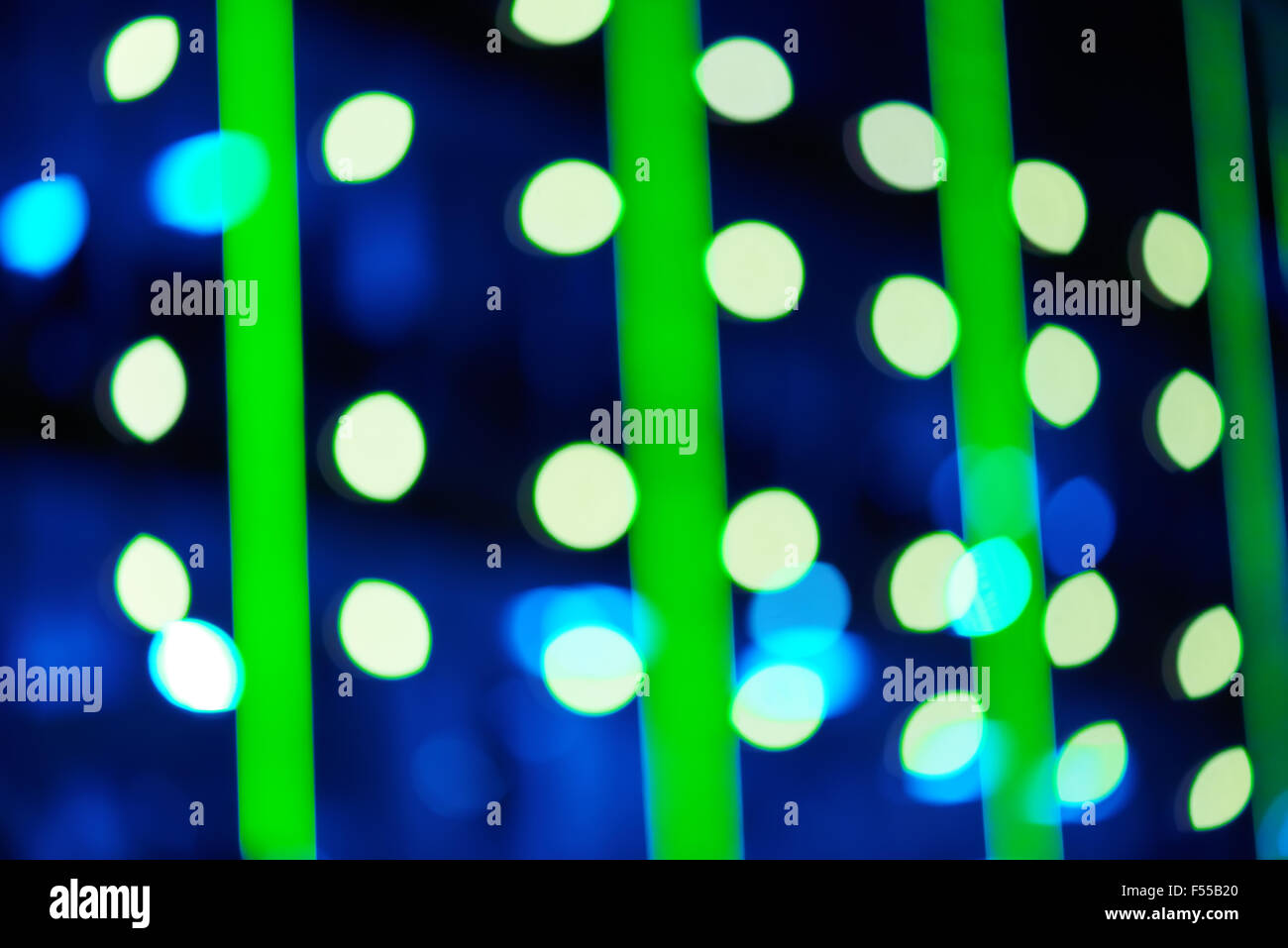 Di notte le luci della città abstract blur sullo sfondo Foto Stock