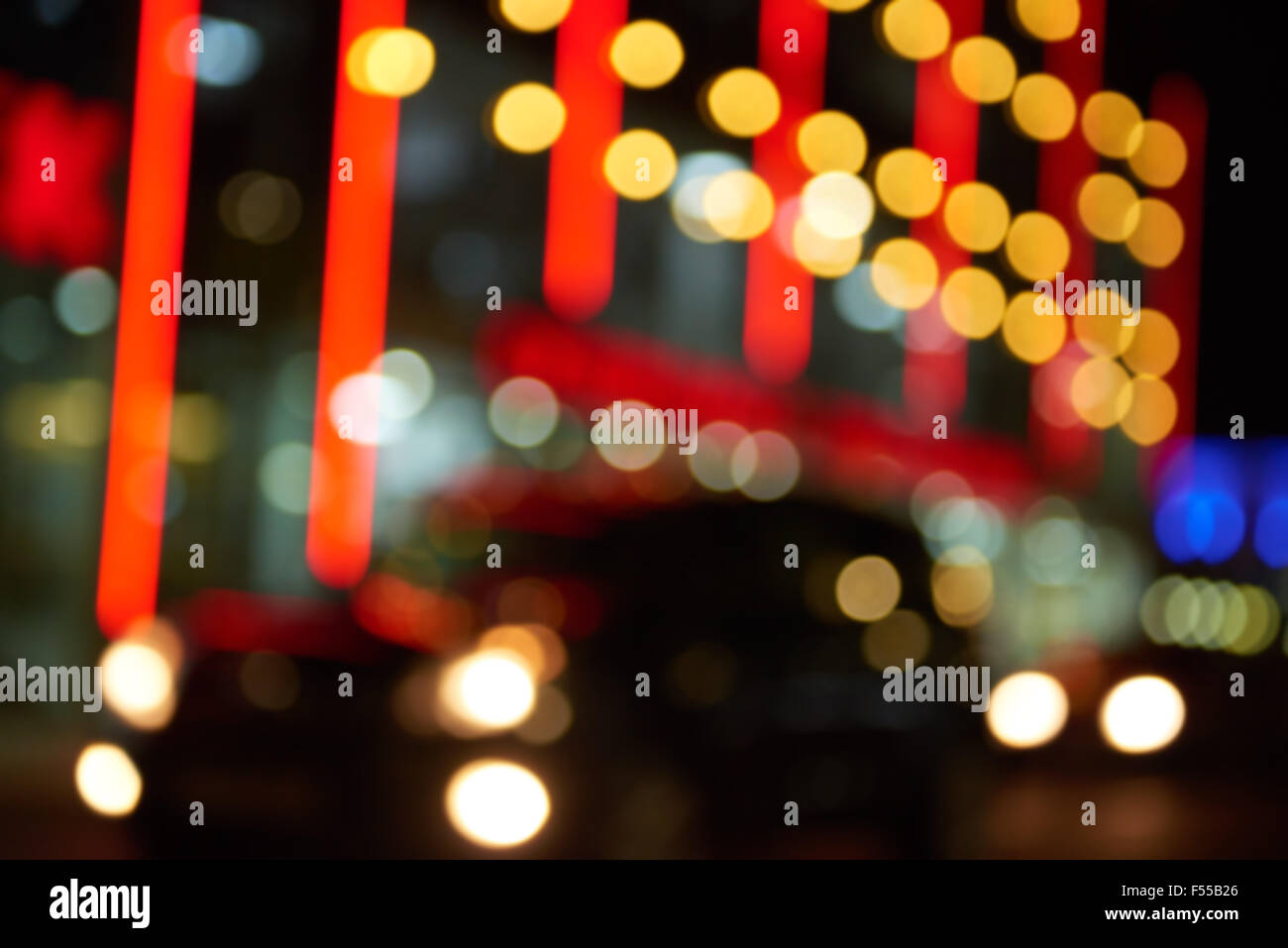 Di notte le luci della città abstract blur sullo sfondo Foto Stock