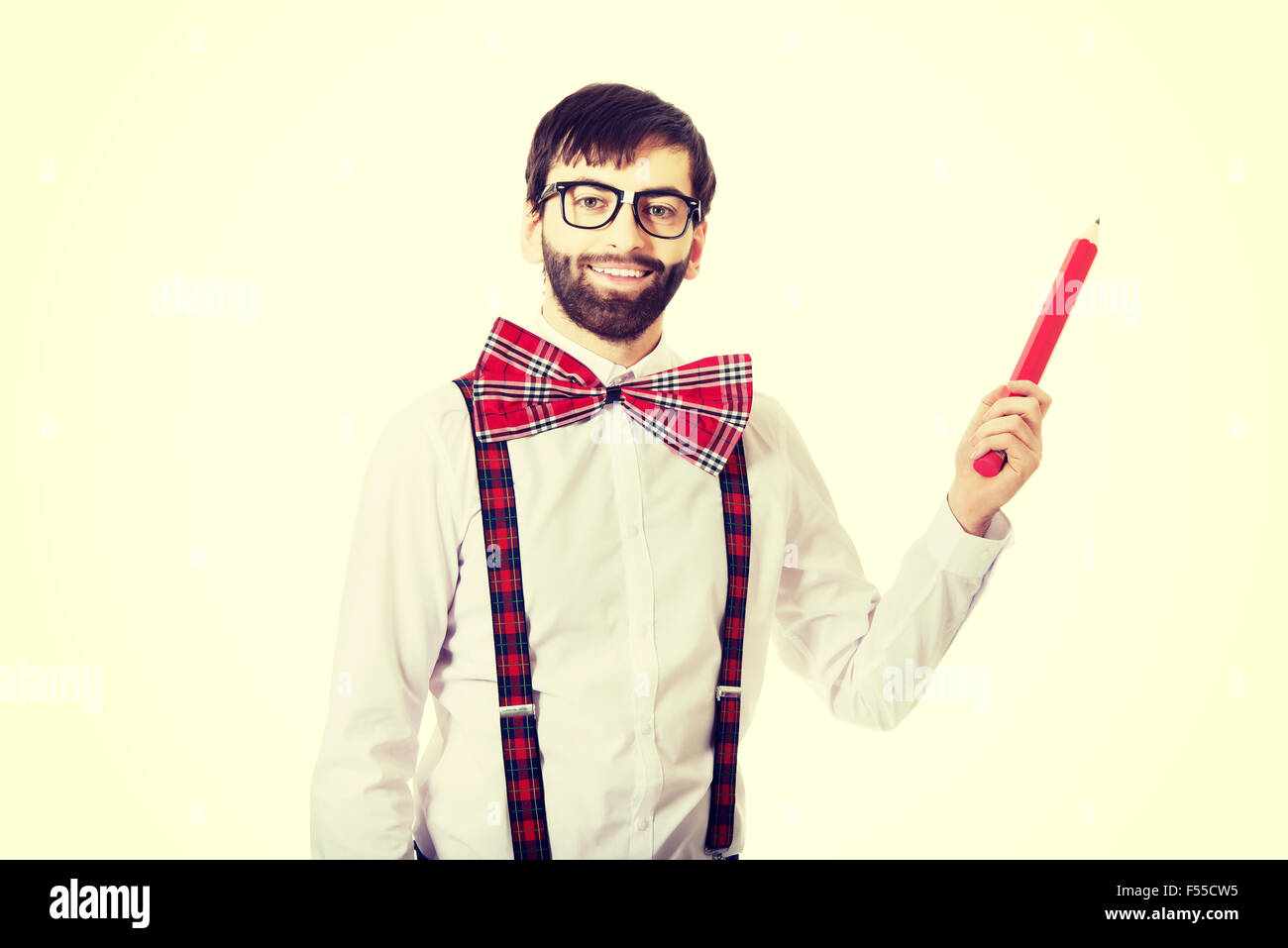 Vecchio uomo rivolto verso l'alto con grande matita. Foto Stock