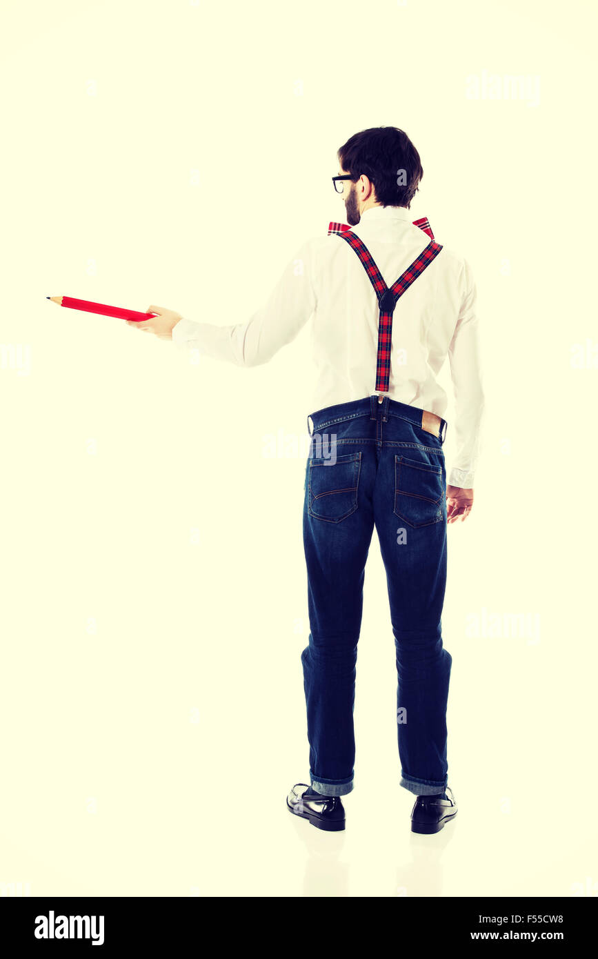 Vecchio uomo rivolto con grande matita. Foto Stock