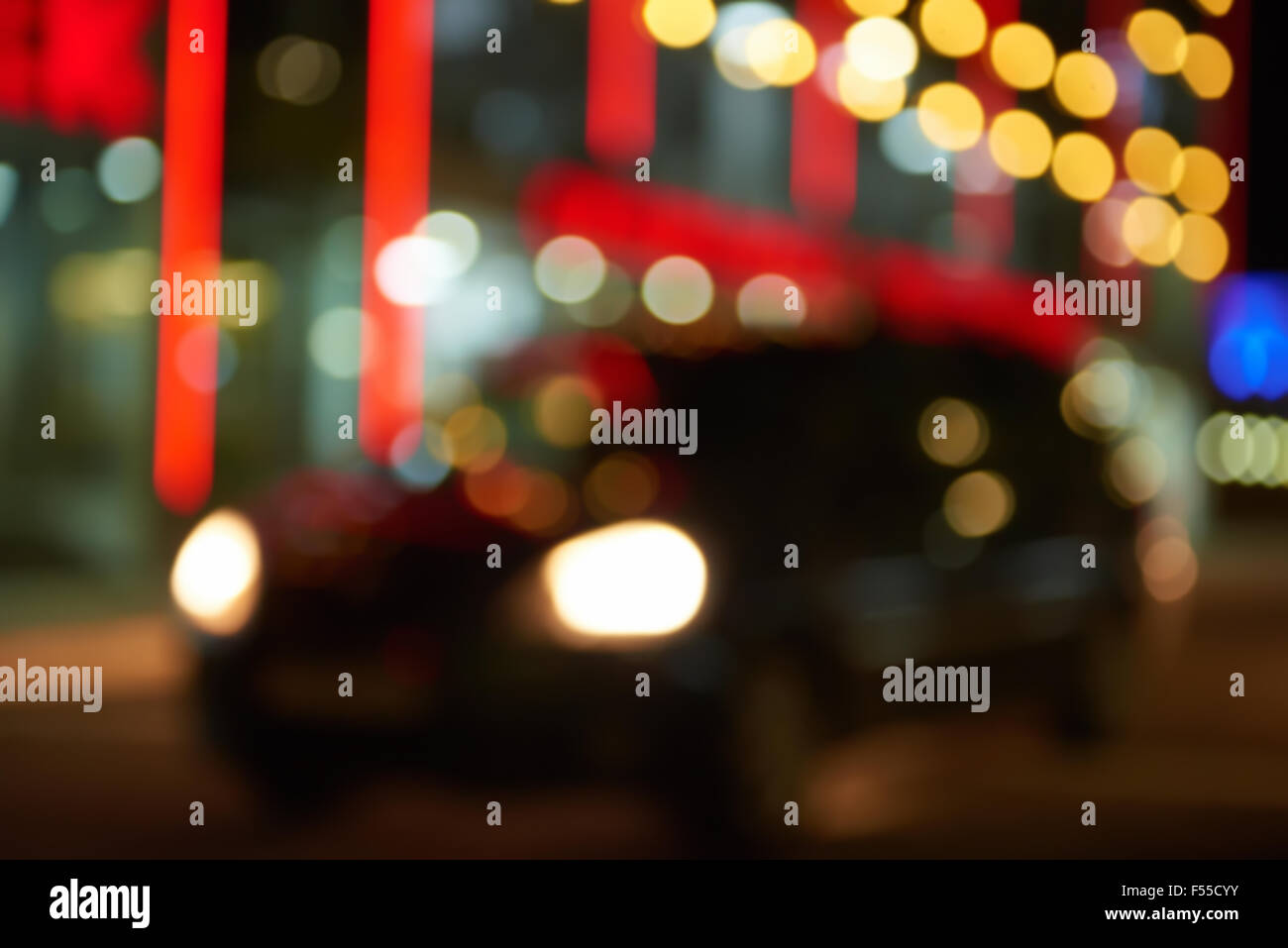 Di notte le luci della città abstract blur sullo sfondo Foto Stock