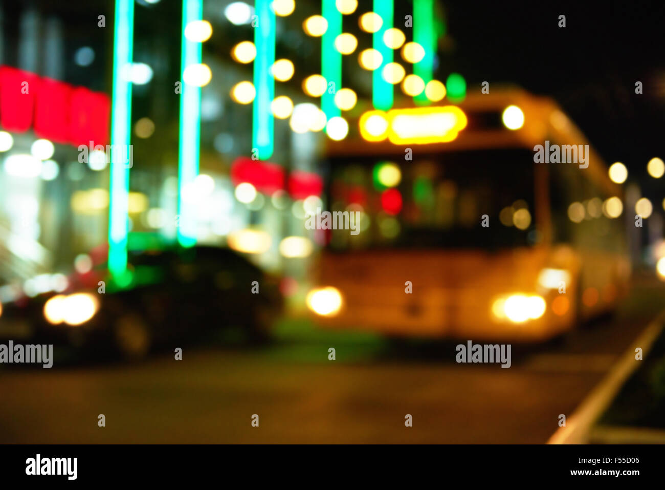 Di notte le luci della città abstract blur sullo sfondo Foto Stock