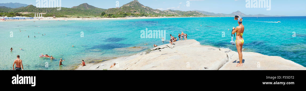 Costa Rei, Italia - 25 agosto: persone non identificate in spiaggia chiamata scoglio di Peppino. Vista panoramica, giornata di sole in estate, c Foto Stock