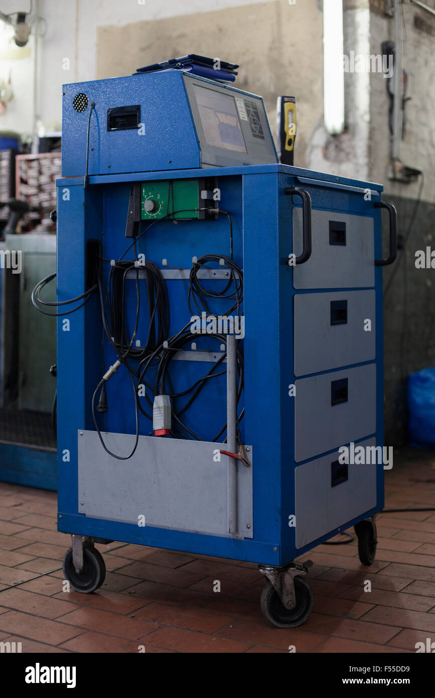 Una workstation mobile in un negozio di riparazioni auto Foto Stock