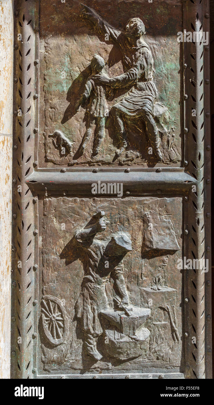 Dettaglio scolpita su di un pannello della porta in Passau, Baviera, Germania. Foto Stock Dettaglio scolpita su di un pannello della porta in Passau, Baviera, Germania. Foto Stock