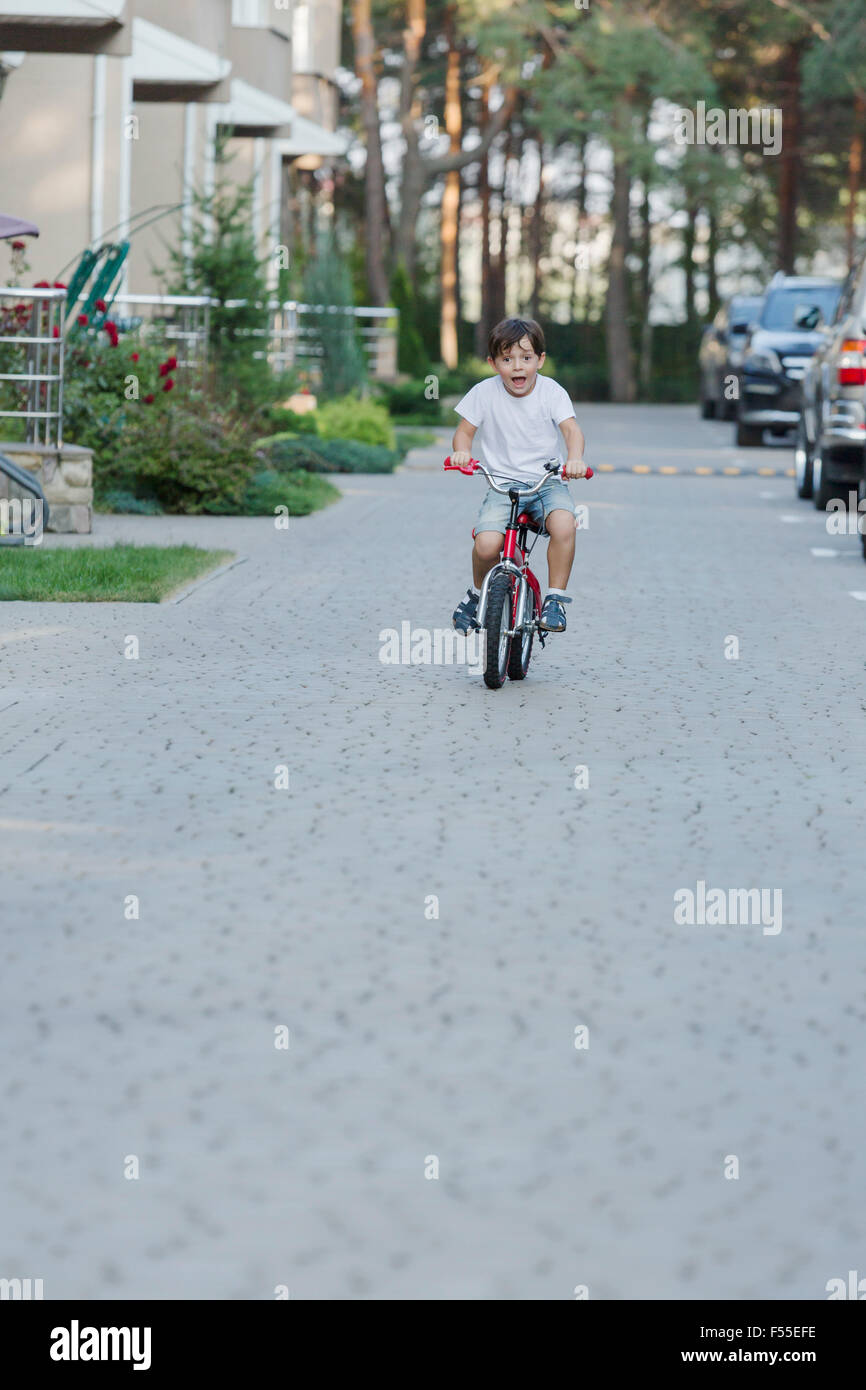 Ragazzo Bicicletta Equitazione su strada Foto Stock