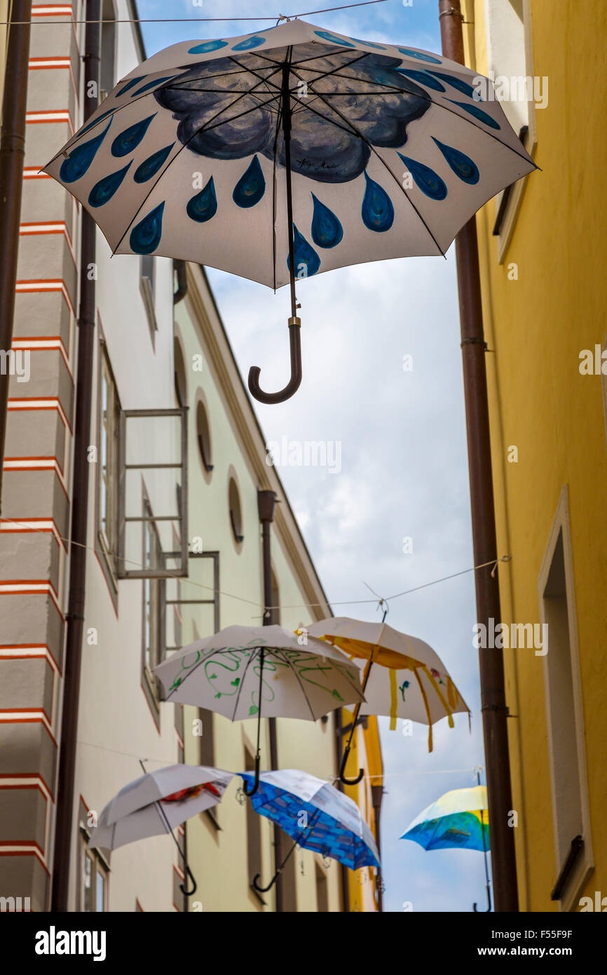 Ombrelloni in Vicolo degli artisti, Passau, Baviera, Germania. Un promemoria di danneggiare le inondazioni del 2013 causati dal fiume Danubio. Foto Stock