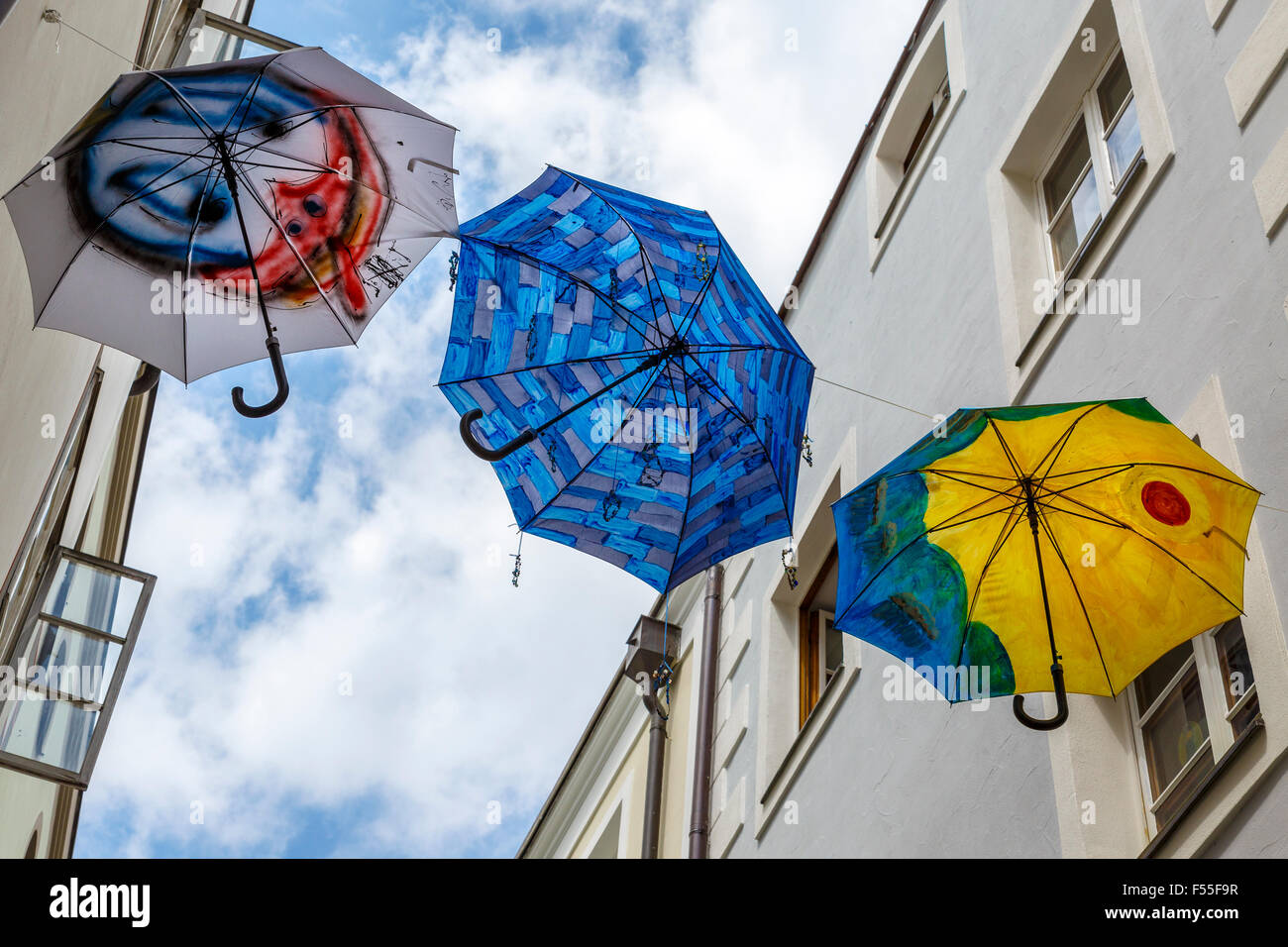 Ombrelloni in Vicolo degli artisti, Passau, Baviera, Germania. Un promemoria di danneggiare le inondazioni del 2013 causati dal fiume Danubio. Foto Stock